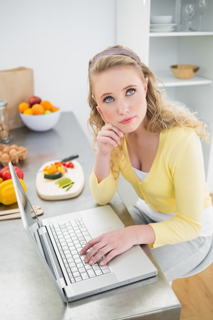 Tag, der nette Blondine mit Laptop träumt