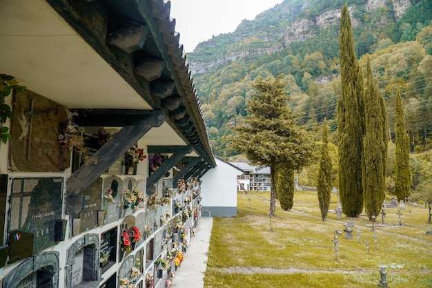 Tag der Toten in Spanien Friedhof mit Gräbern umgeben von Bergen