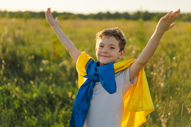 Tag der Unabhängigkeit der Ukraine Ukrainischer Kindjunge im weißen T-Shirt mit gelber und blauer Flagge der Ukraine im Feld Flagge der Ukraine Tag der Verfassung Stehen Sie mit der Ukraine Save Ukraine