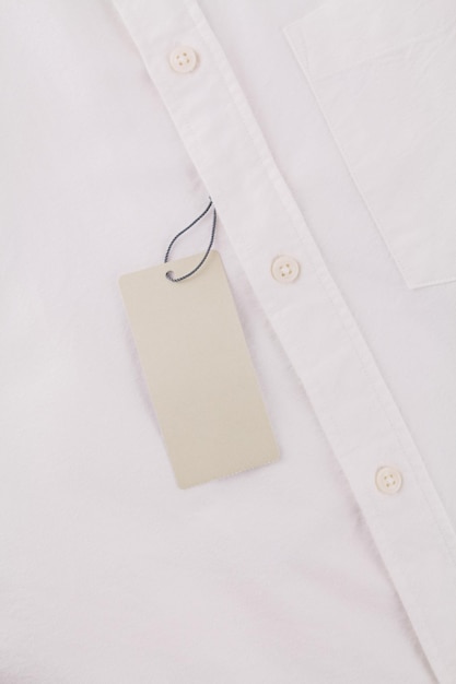 Foto tag em branco para preço na camisa branca
