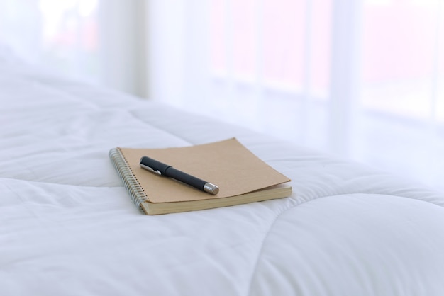 Tagebuch Buch auf dem Bett