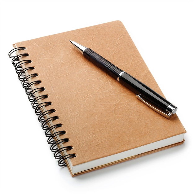 Tagebuch mit isolierter Stift auf weißem Hintergrund