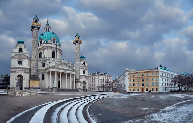 Tagesansicht der Karlskirche in Wien mit Schnee