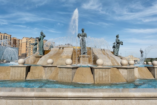 Tagesansicht der Statuen am Brunnen am Wladimirplatz in Stavropol Russland