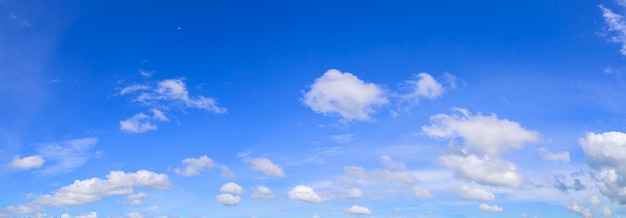 Tageshimmel und Wolken