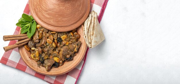 Tagine de carne de cordero marroquí tradicional desde arriba