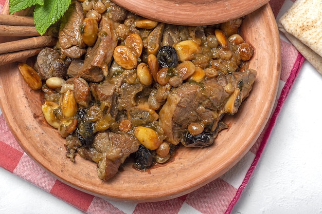 Tagine de carne de cordeiro marroquino tradicional de cima