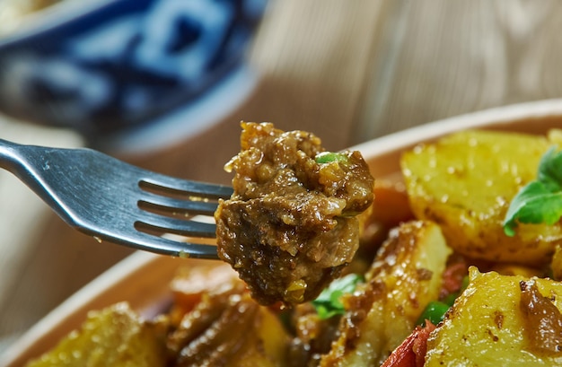 Foto tagine marroquino, de cordeiro ou de carne com batatas