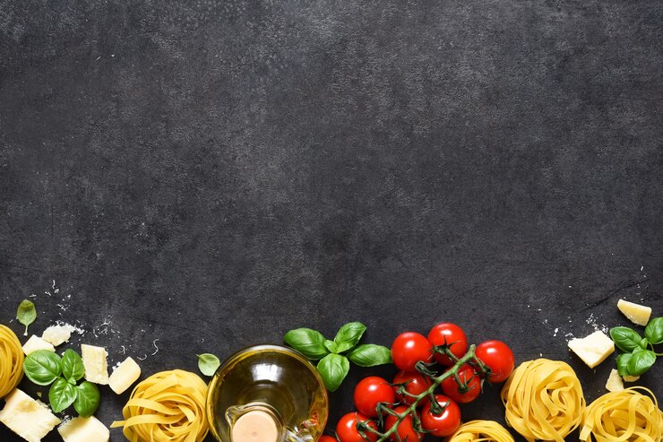 Foto tagliatele nudeln, tomaten, basilikum und parmesan auf schwarzem beton