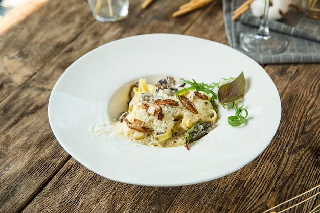 Tagliatelle alfredo de massa italiana com cogumelos