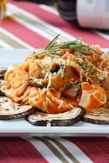 Tagliatelle con berenjena.