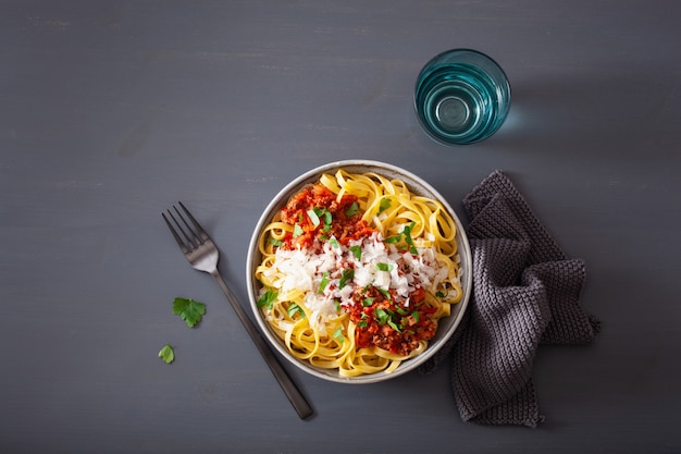 Tagliatelle Bolognese mit Kräutern und Parmesan, italienische Pasta