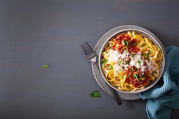 Tagliatelle a la boloñesa con hierbas y parmesano, pasta italiana