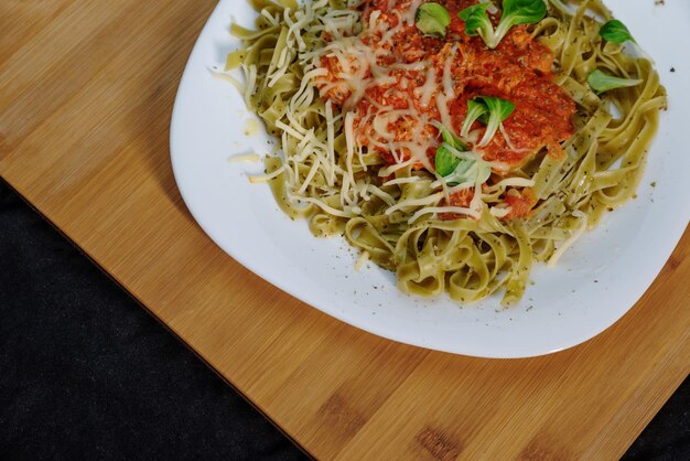 Tagliatelle boloñesa con queso y albahaca