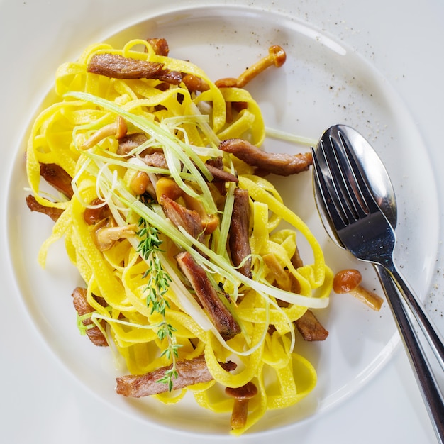 Tagliatelle caseiros com molho de peru, cogumelos e trufas