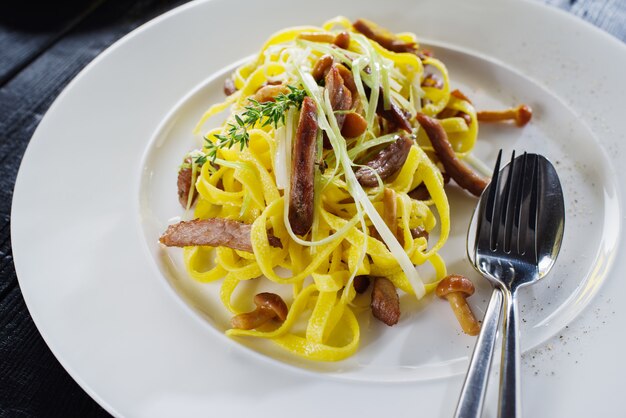 Foto tagliatelle casero con salsa de pavo, champiñones y trufa