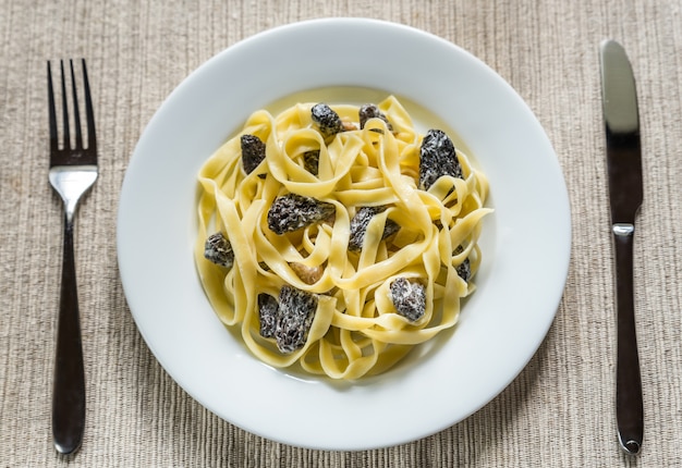 Tagliatelle con colmenillas