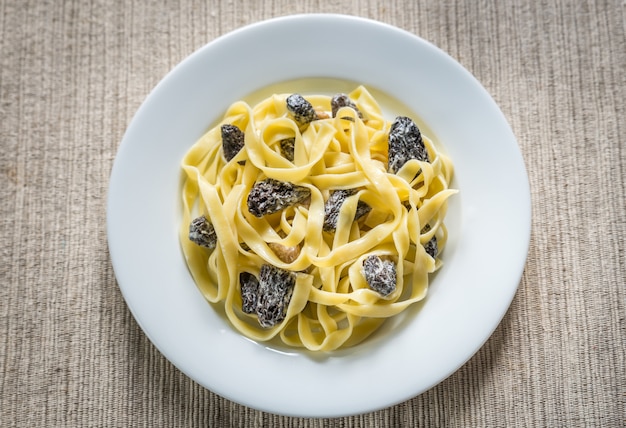 Tagliatelle con colmenillas