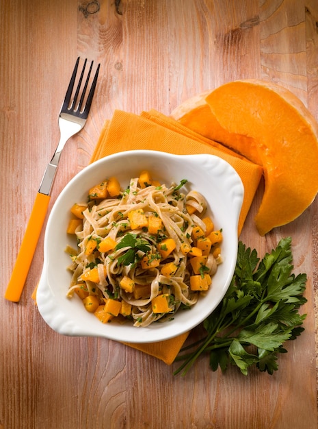 Foto tagliatelle com abóboras e salsa comida vegetariana