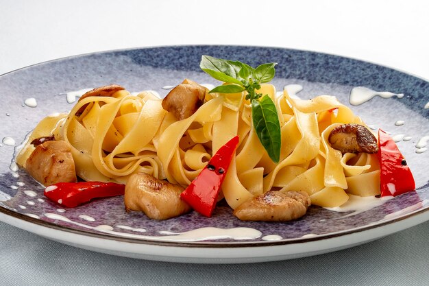 Tagliatelle com cogumelos fritos Prato tradicional italiano Em um fundo branco