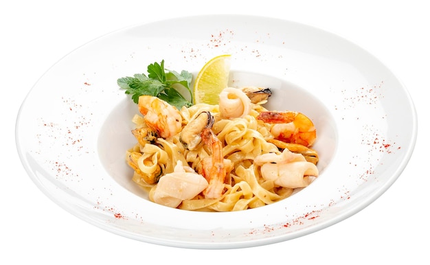 Tagliatelle com prato tradicional italiano de frutos do mar em um fundo branco