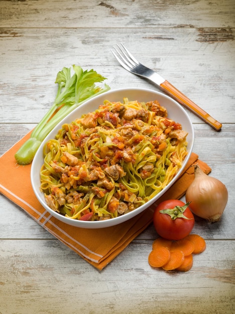 Tagliatelle com ragu de coelho