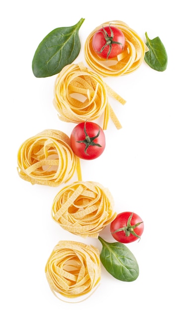 Tagliatelle com tomate e espinafre em uma mesa branca Ingredientes da massa