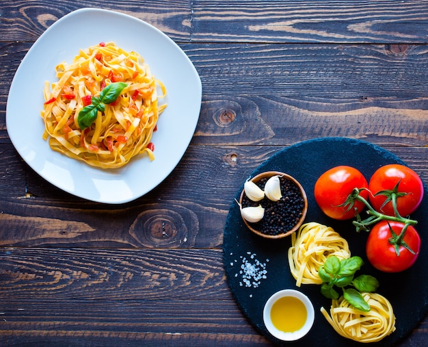 Tagliatelle com tomate e manjericão, feitos em casa