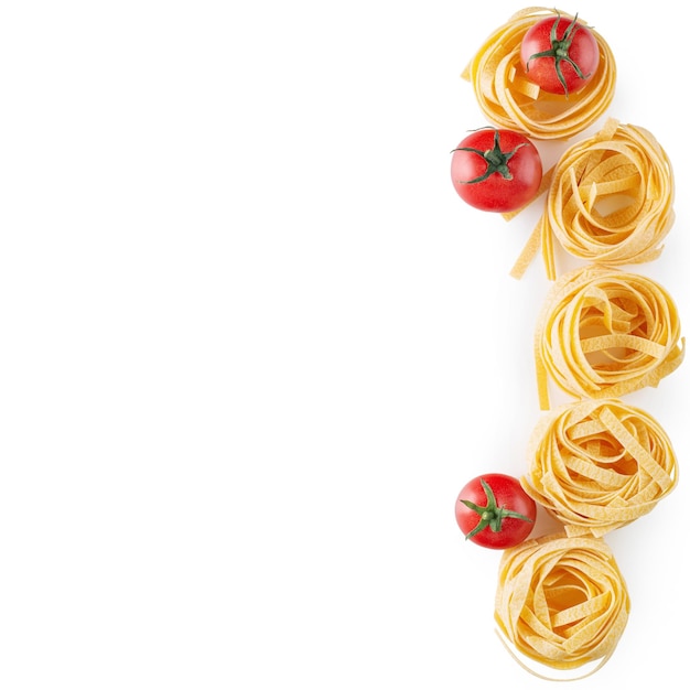 Tagliatelle com tomate em um fundo branco Ingredientes para fazer macarrão