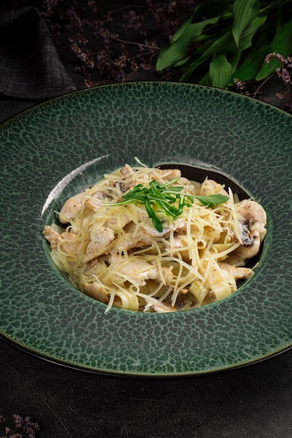 Tagliatelle cremoso con pollo y champiñones