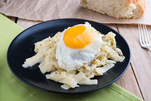 Tagliatelle de Carbonara com ovo