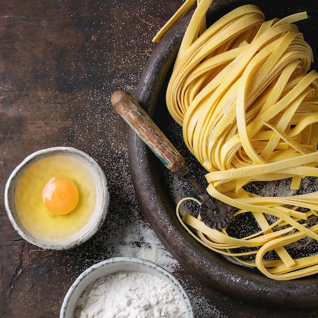 Tagliatelle de massa caseira crua