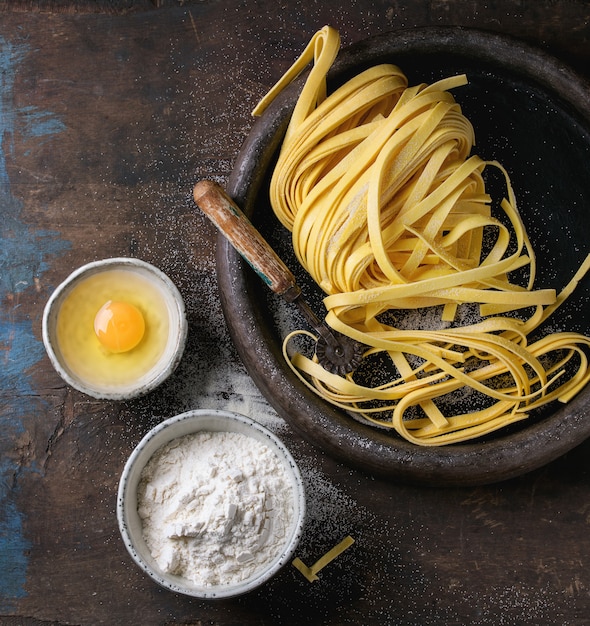 Tagliatelle de massa caseira crua