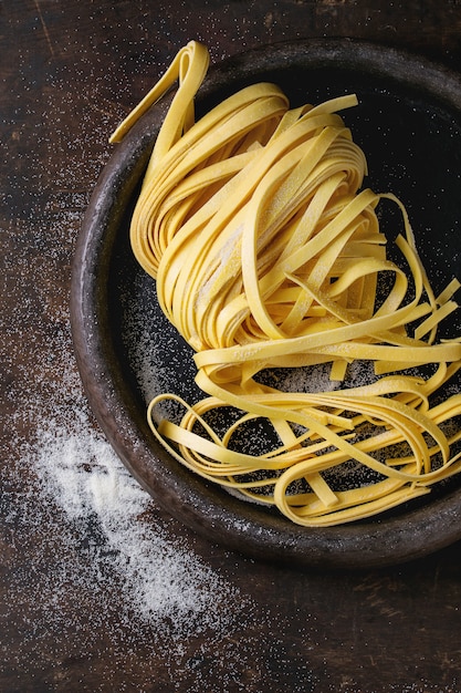 Tagliatelle de massa caseira crua