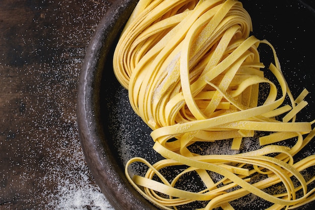 Tagliatelle de massa caseira crua