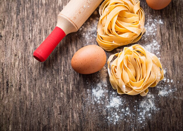 Tagliatelle de massa crua e ovos