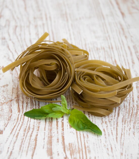 Tagliatelle de massa italiana sobre um fundo de madeira