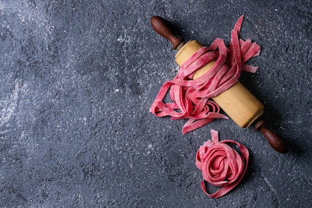 Tagliatelle de massa rosa caseiro fresco