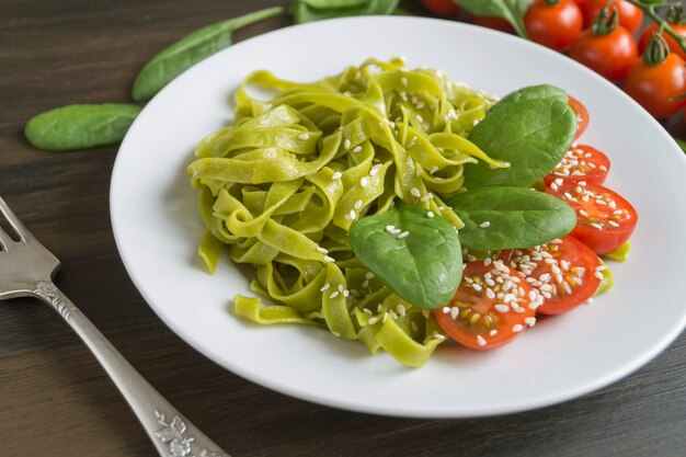 Tagliatelle dos espinafres com tomates de cereja.