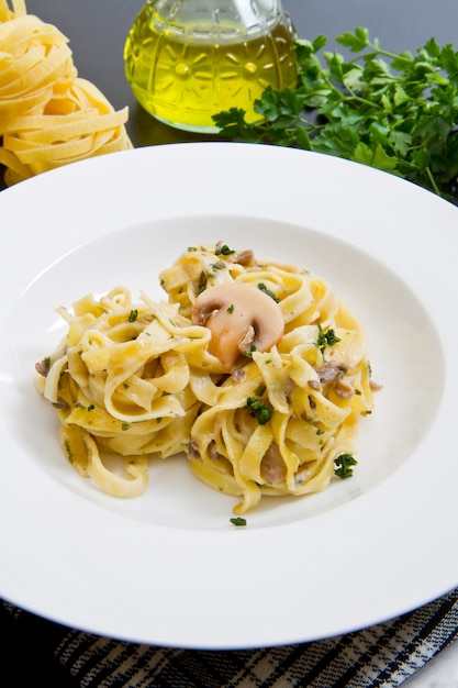 Tagliatelle e cogumelos com ingredientes frescos