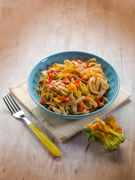 Tagliatelle con flores de calabacín y pimiento