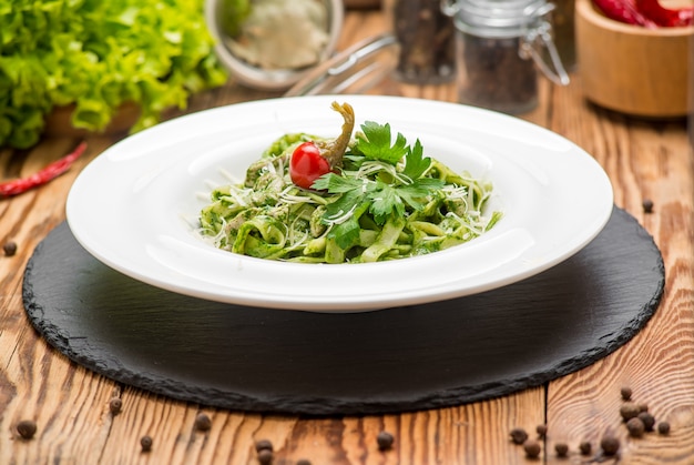 Tagliatelle macarrão com espinafre e pesto de ervilhas verdes, foco seletivo