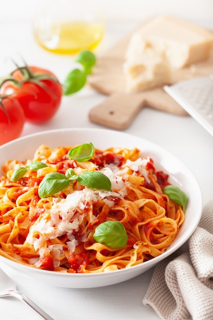 Tagliatelle macarrão com molho de tomate parmesão manjericão