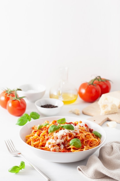 Tagliatelle macarrão com molho de tomate parmesão manjericão