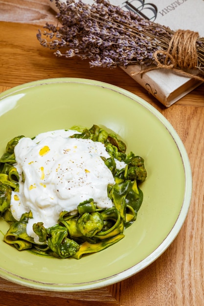 Tagliatelle-Nudeln mit Spinat und grünem Erbsen-Pesto selektiver Fokus