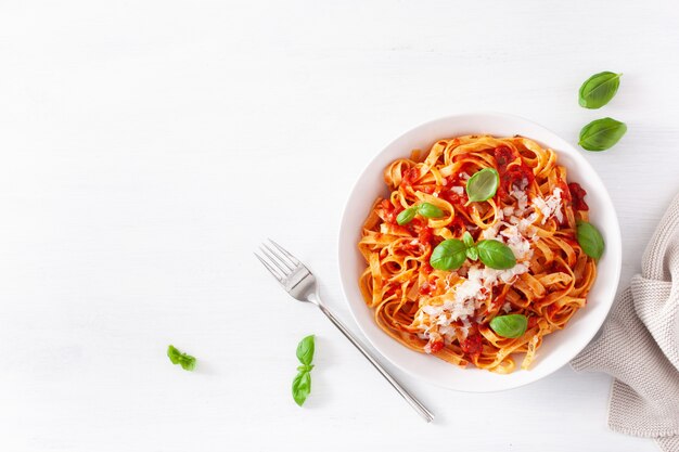 Tagliatelle Nudeln mit Tomatensauce Parmesan Basilikum