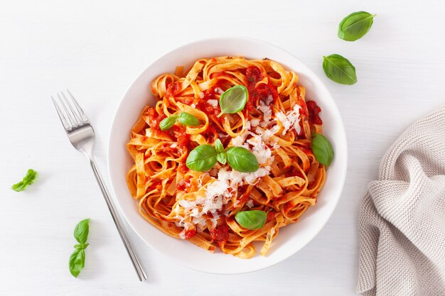 Tagliatelle Nudeln mit Tomatensauce Parmesan Basilikum