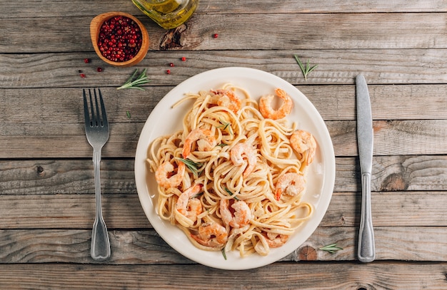 Tagliatelle de pasta con camarones en salsa cremosa