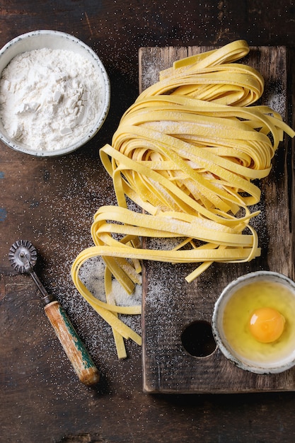 Tagliatelle de pasta casera cruda