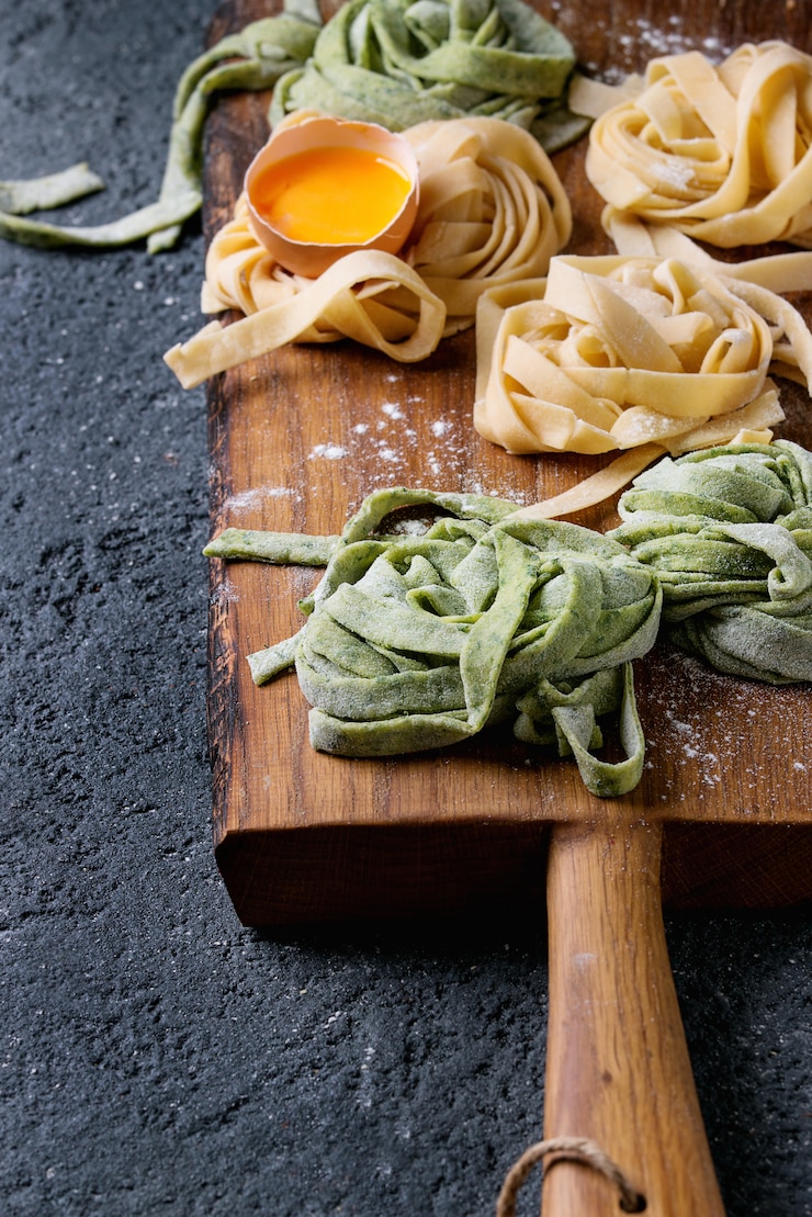 Foto tagliatelle de pasta casera fresca coloreada